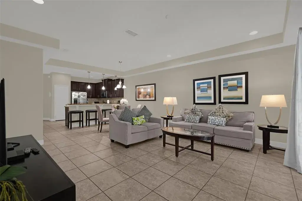 Open floorplan: Living/Kitchen/Dining combo