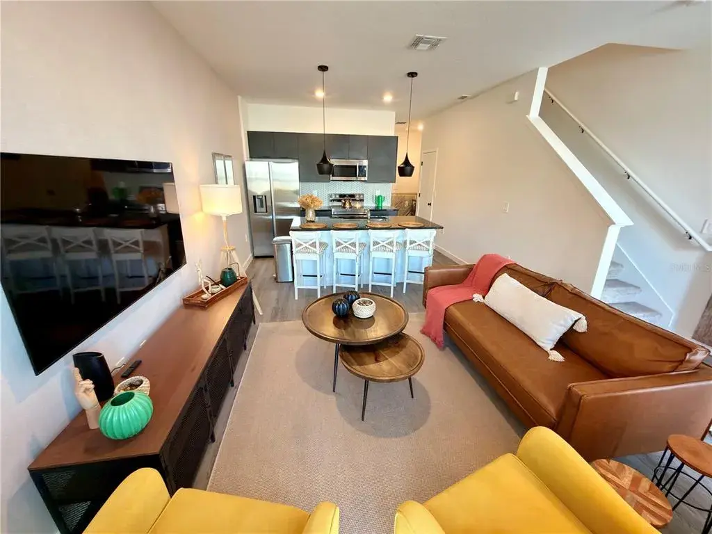 Living room/dining/kitchen