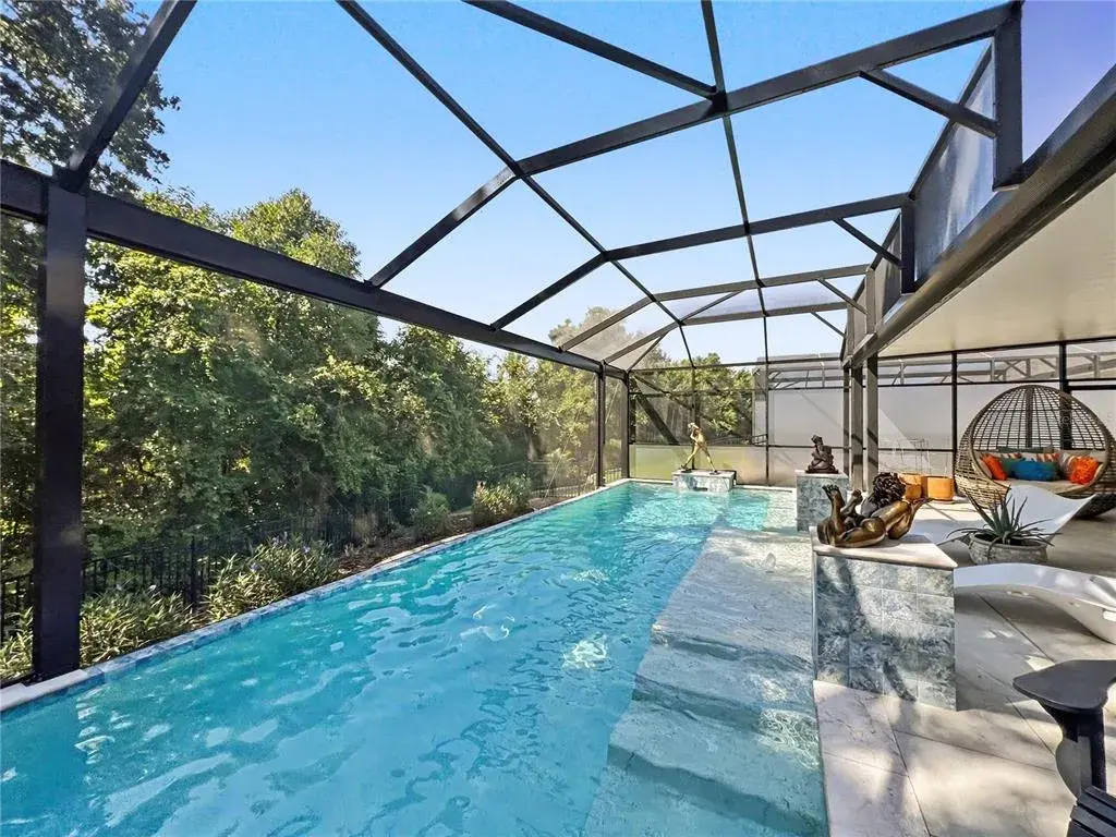 Spectacular 40’ Pool with Fountains!