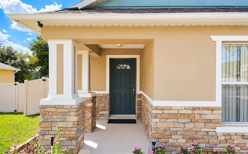 Front exterior / entry