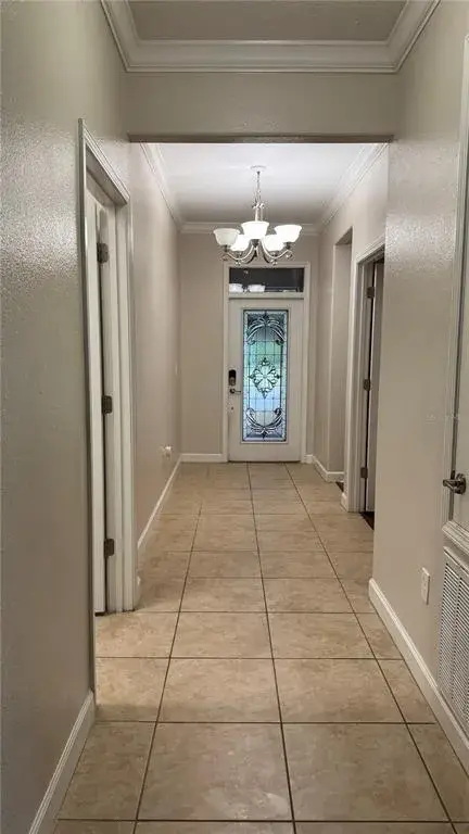 FOYER & HALLWAY WITHOUT FURNITURE