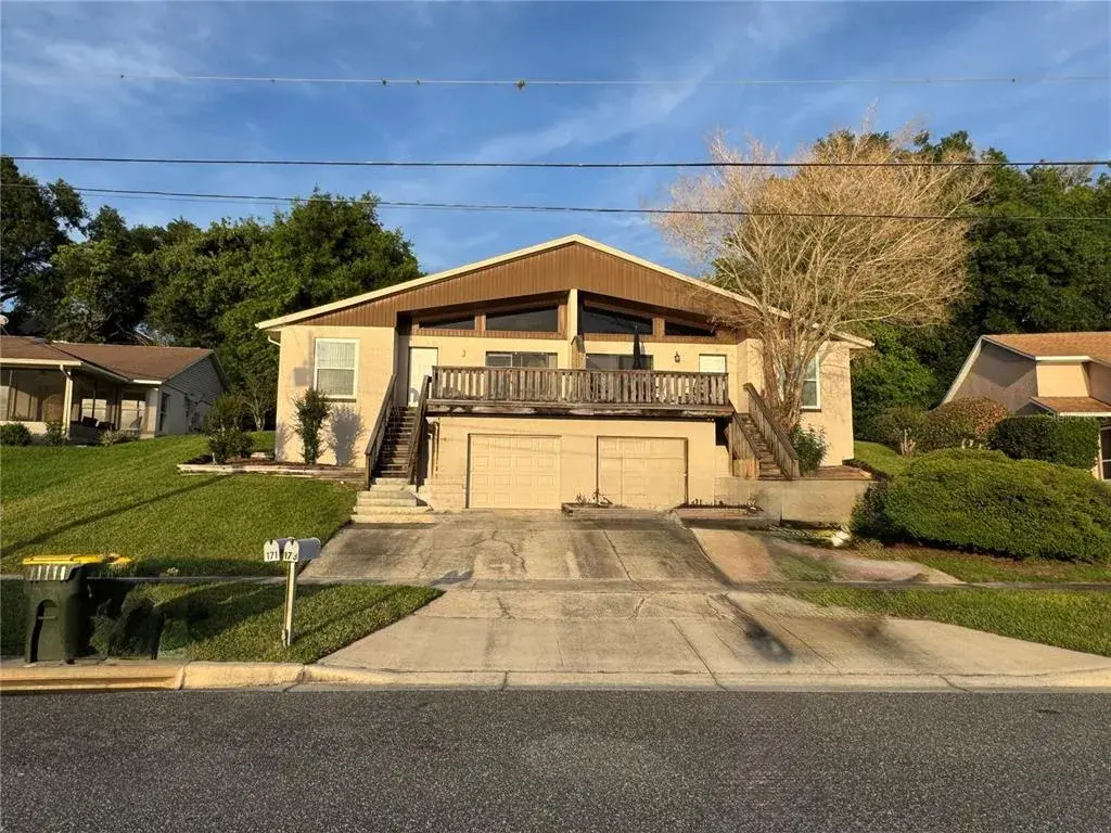 6 Bedroom Duplex. 3/2 on each side. Left side vacant