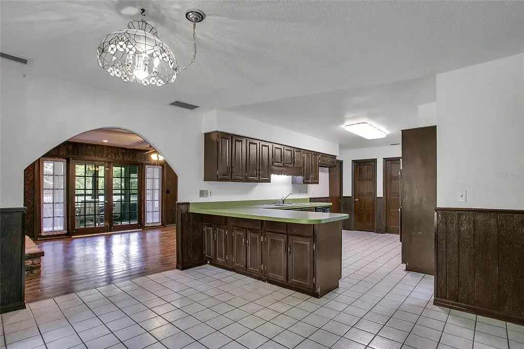 BREAKFAST NOOK, KITCHEN
