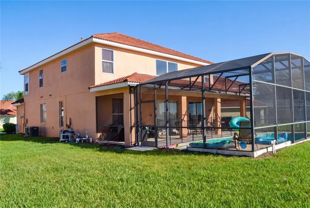 Spacious Back Yard