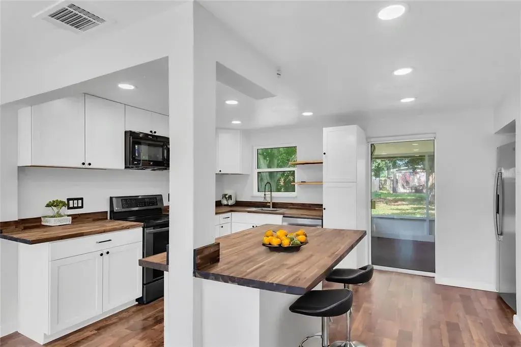 Property for sale at 1516 COUNTRY LANE W, CLEARWATER, FL, 33759