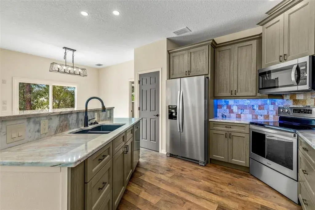 Full kitchen appliance package. Under cabinet lighting.