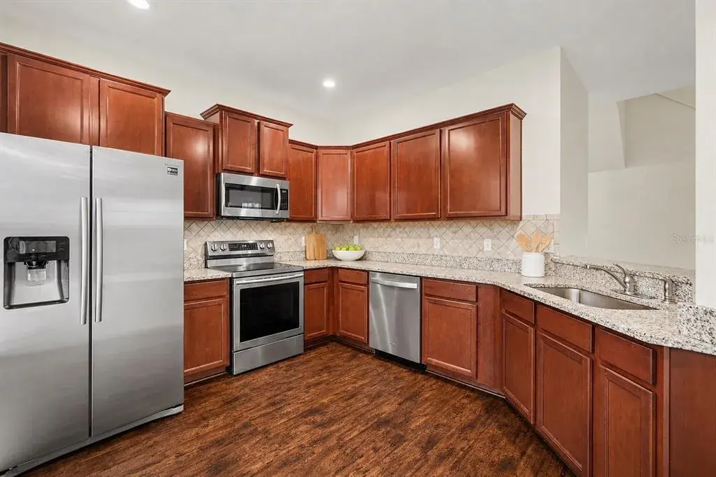 5520 Kinglethill Dr, Lithia FL 33547 - Kitchen