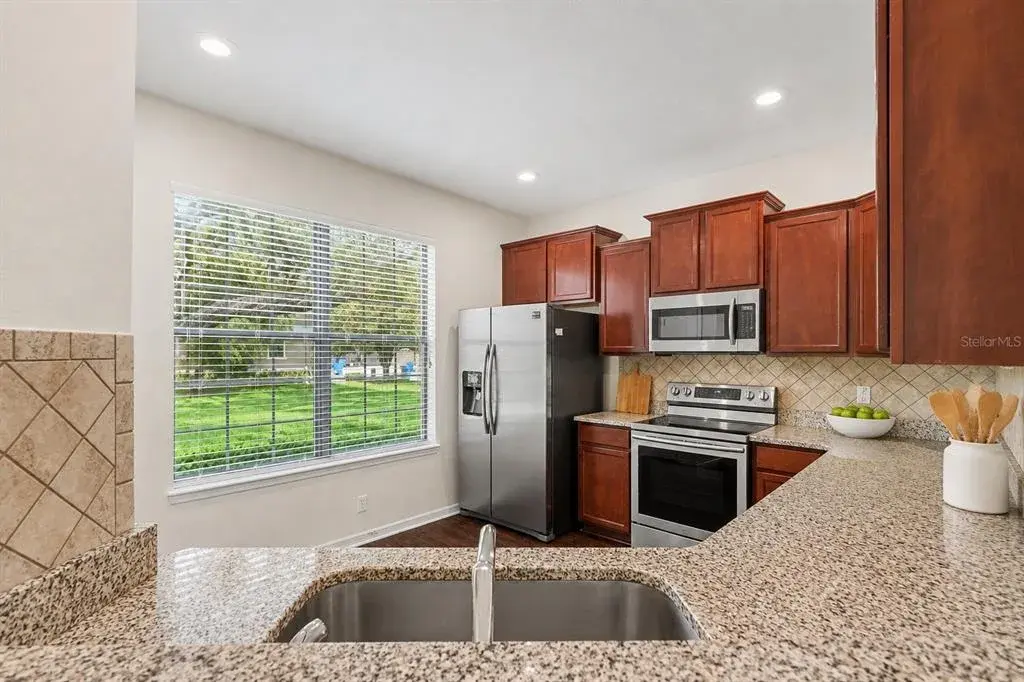 5520 Kinglethill Dr, Lithia FL 33547 - Kitchen