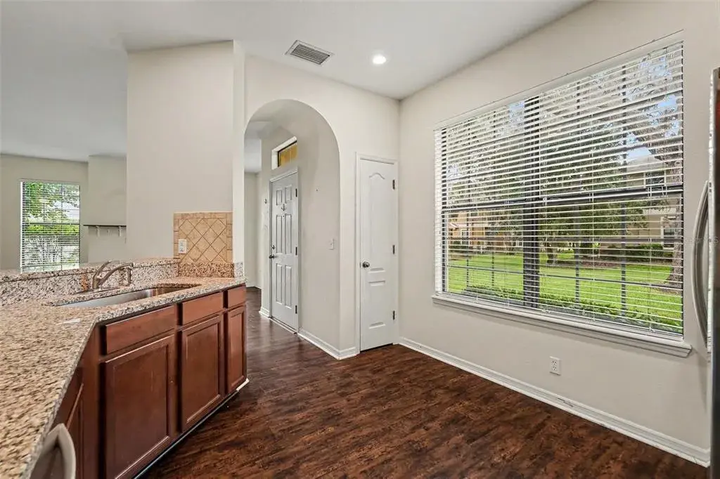 5520 Kinglethill Dr, Lithia FL 33547 - Kitchen