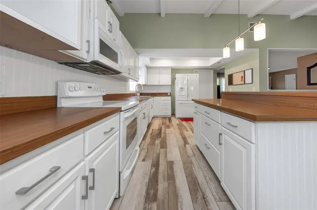 Kitchen - Centre View