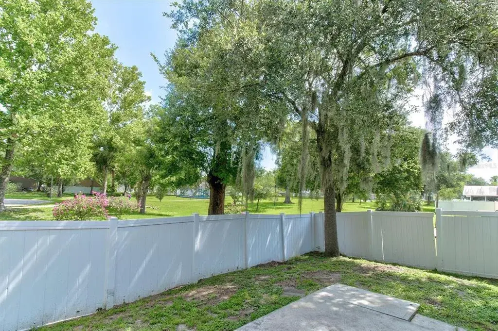 No rear neighbors with view of community park
