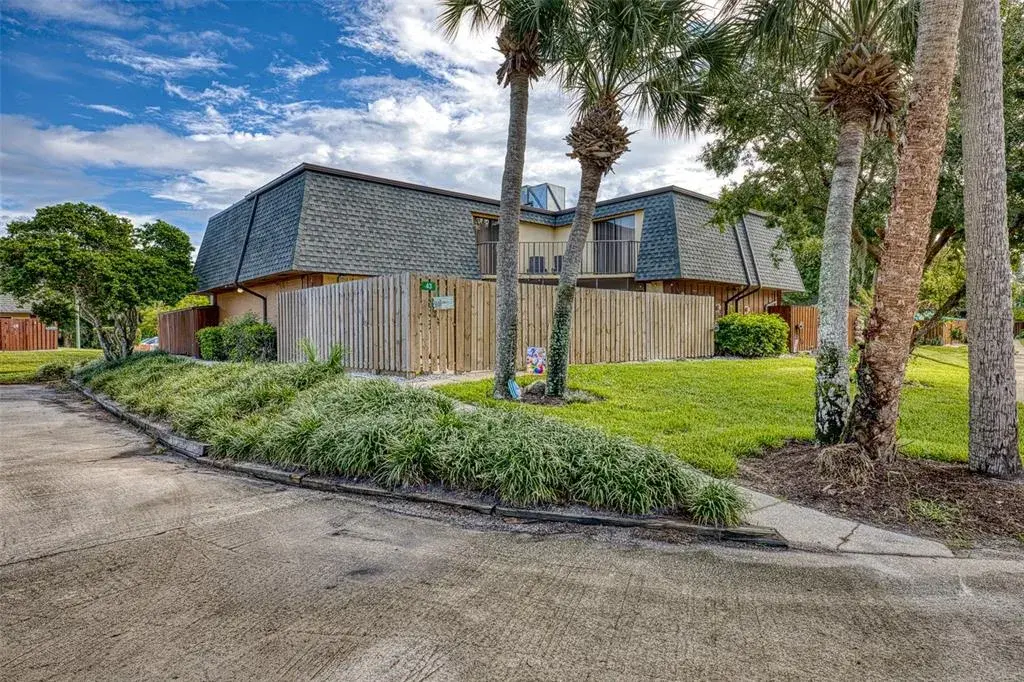 43 Cedar Dunes, gated entry to private courtyard