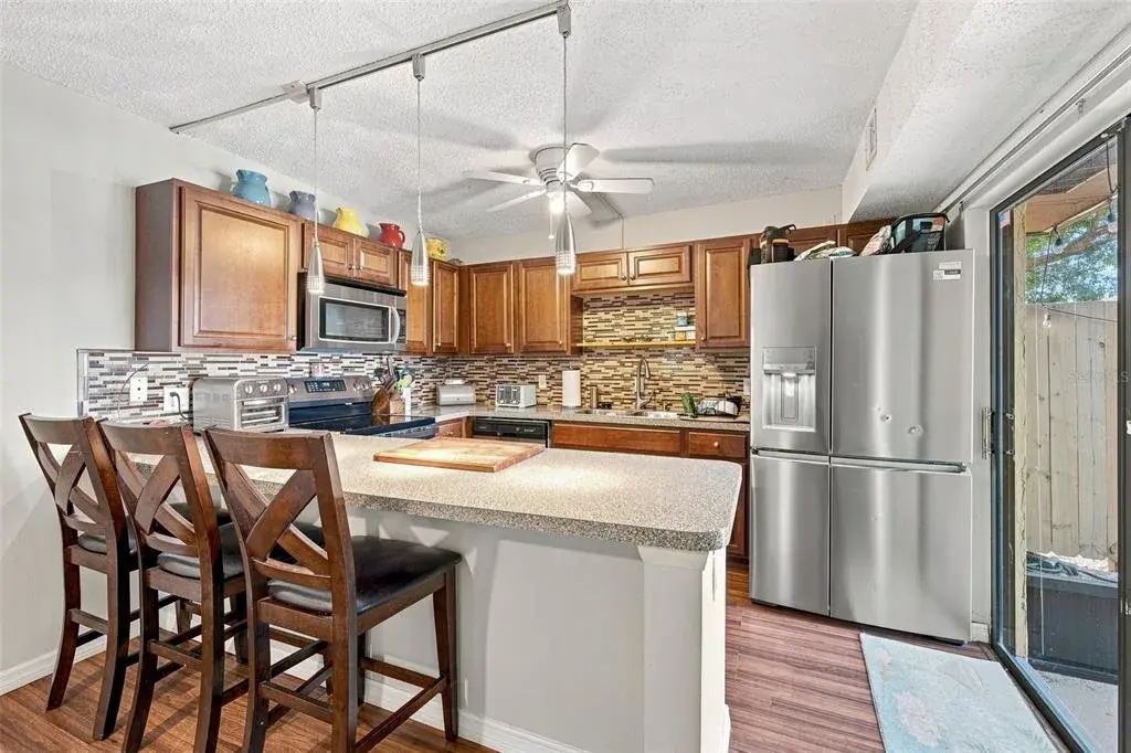 Kitchen with breakfast bar