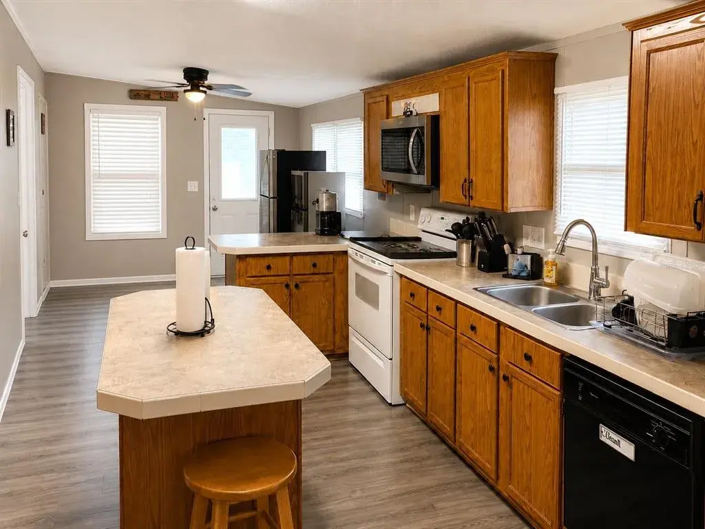 Property for sale at 172 E COWPEN LAKE POINT ROAD, HAWTHORNE, FL, 32640