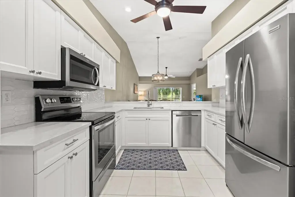 ALL STAINLESS APPLIANCES & WOOD CABINETRY