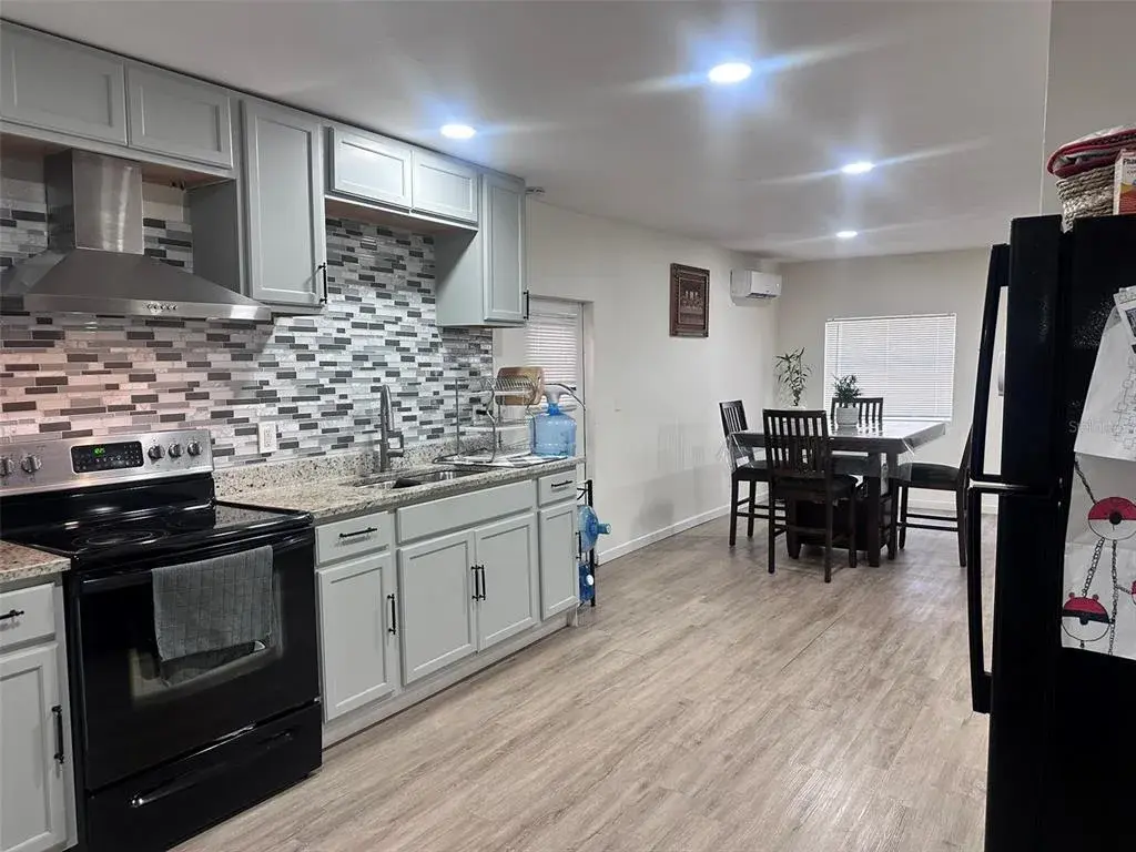kitchen/ dinning room combo