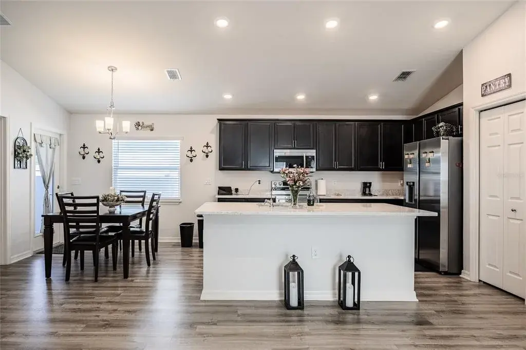 Kitchen/ dining combo