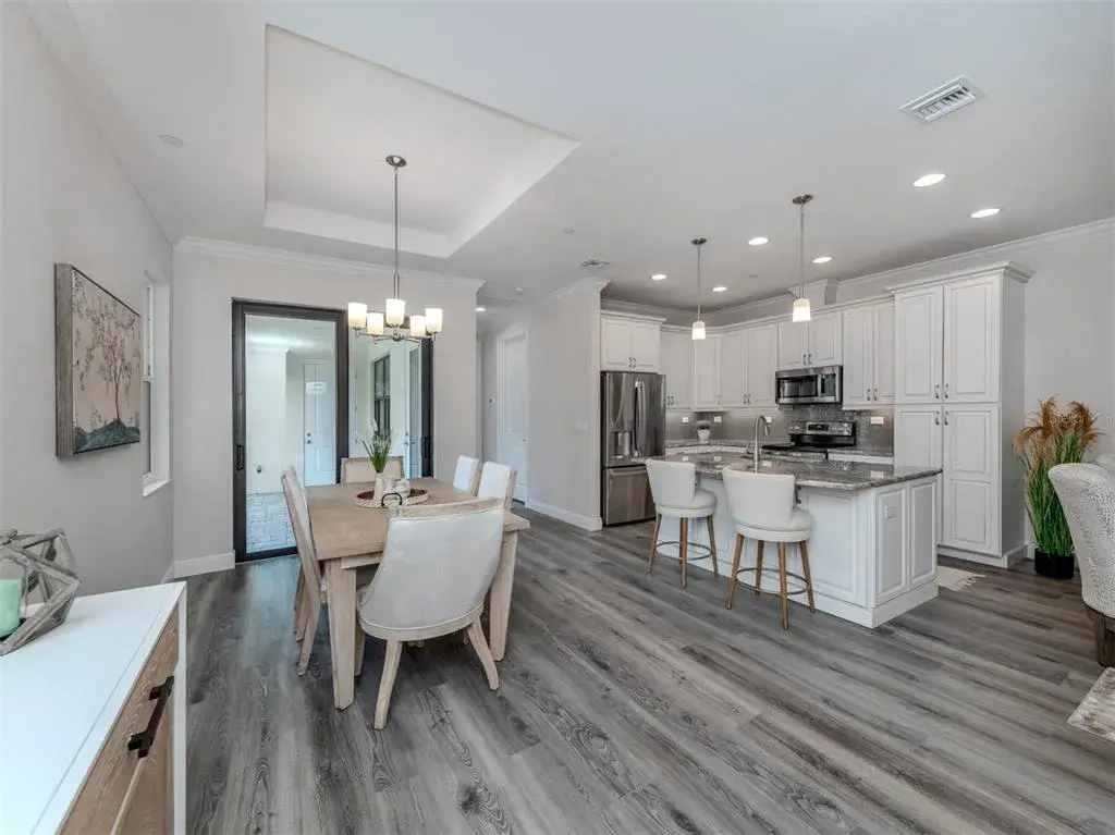 Dining Area & Kitchen