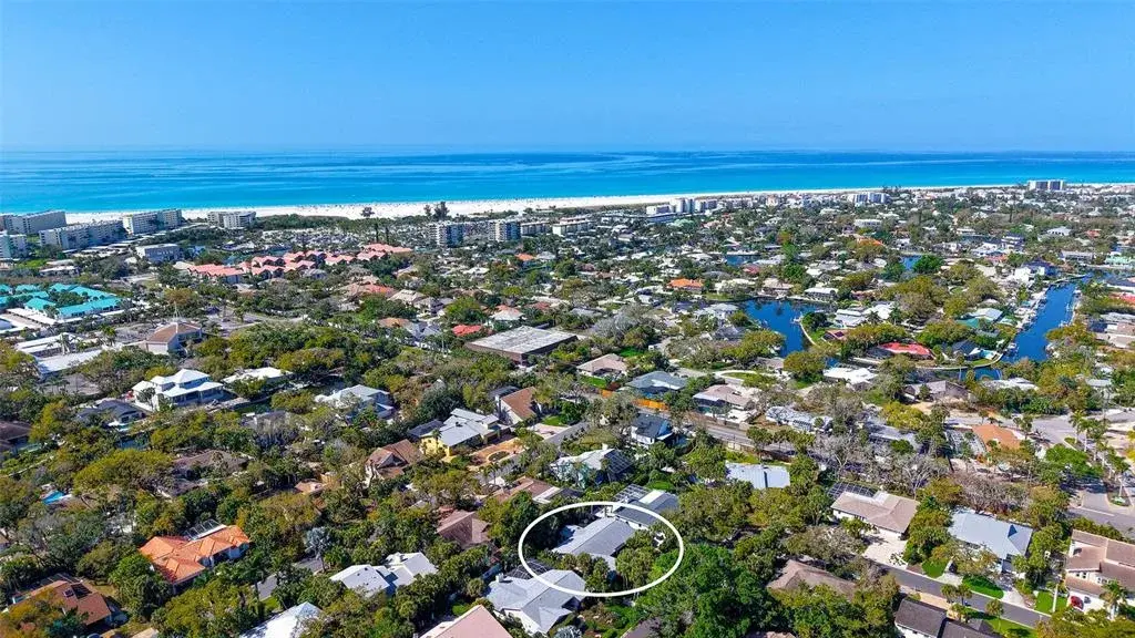 Minutes From Siesta Beach