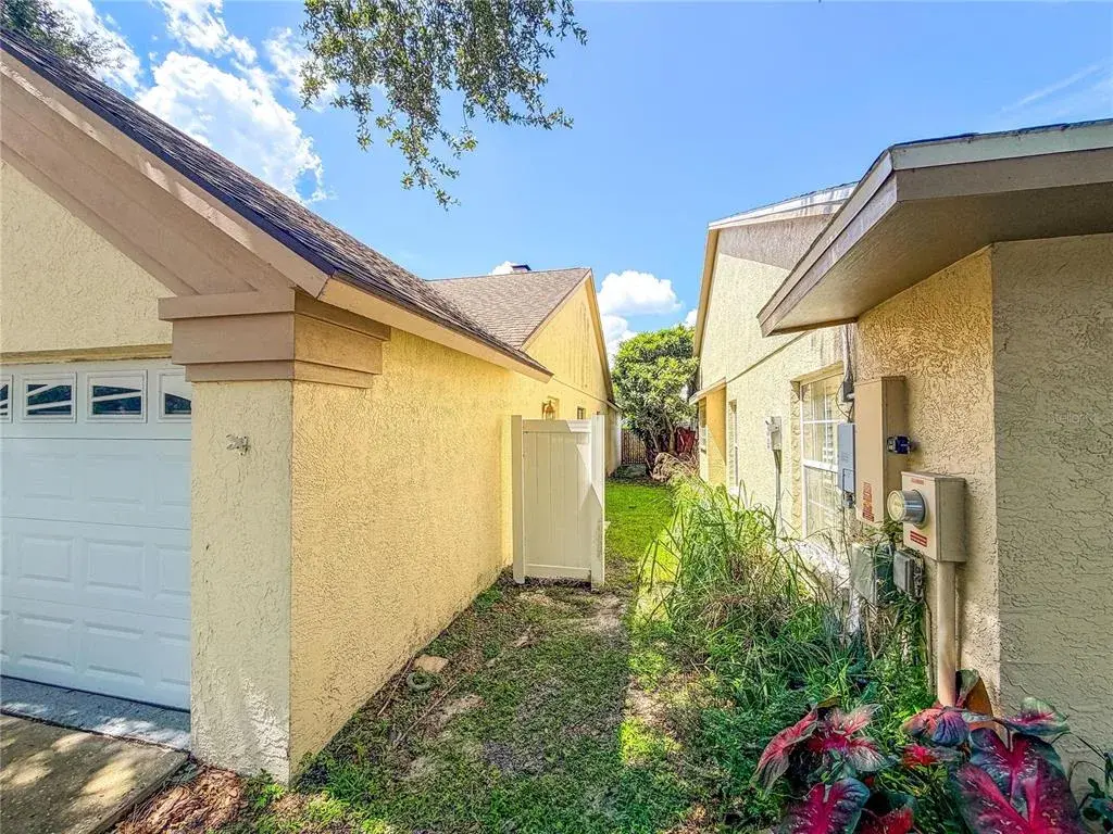 9542 Pebble Glen Ave Right