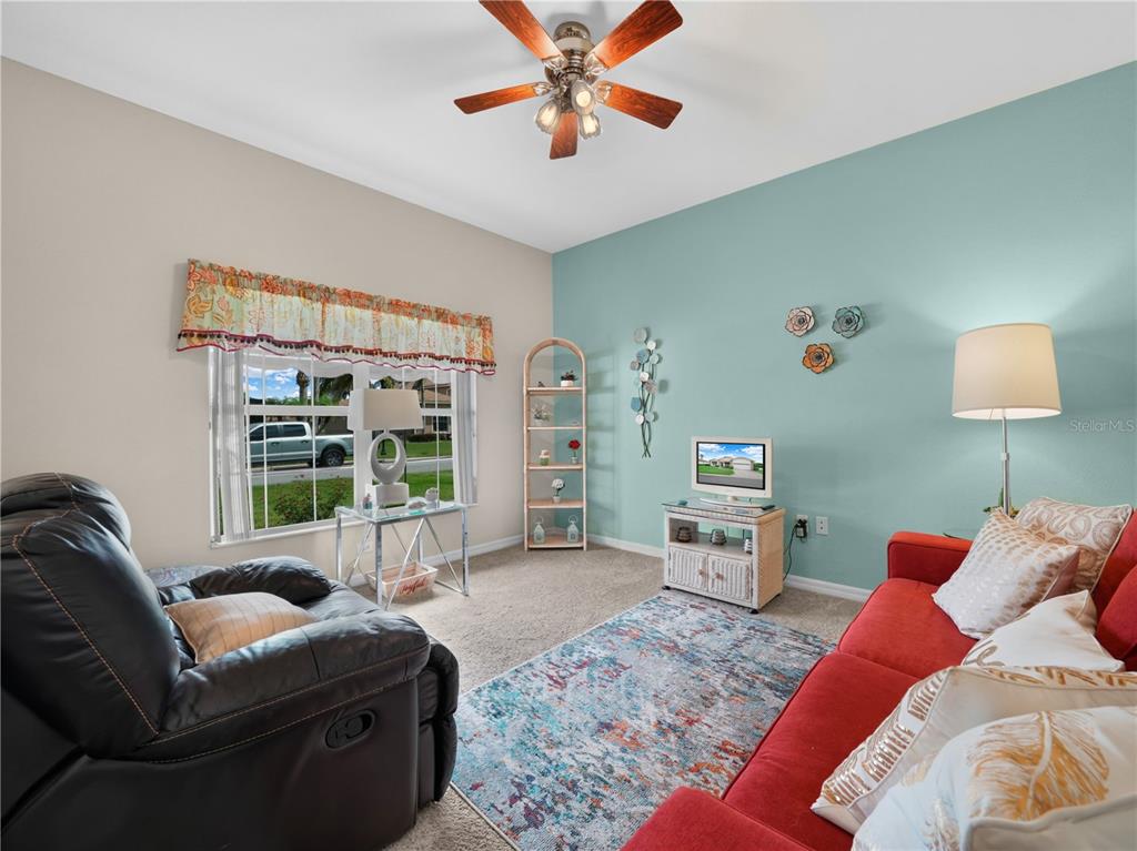 Additional Sitting Room (Great for Office or Craft Room)