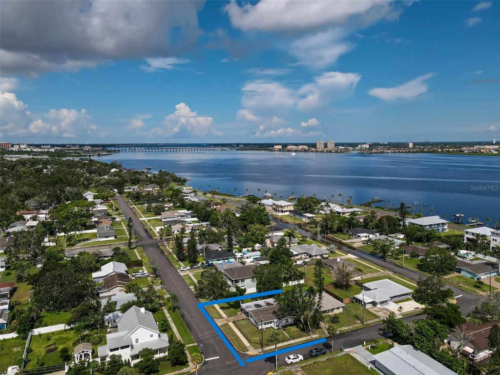 102 20th Street NE off Manatee River and near Downtown Bradenton, Manatee Memorial Hospital and US41 Bridge