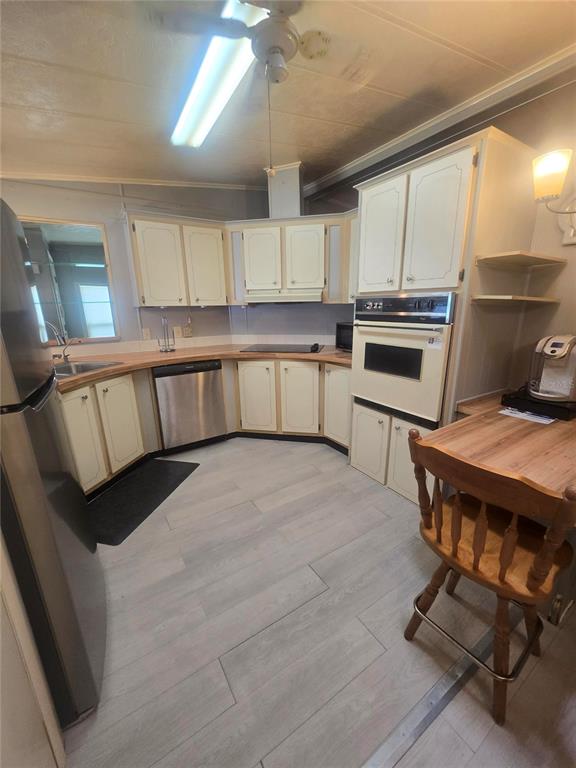 kitchen with eat-in space