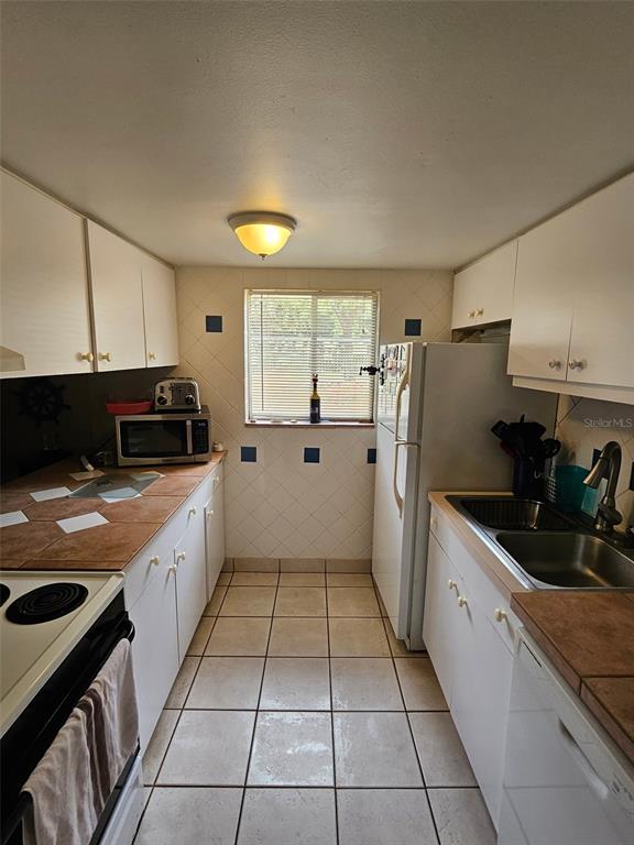 Property for sale at 2613 PINE LAKE TER UNIT B, SARASOTA, FL, 34237