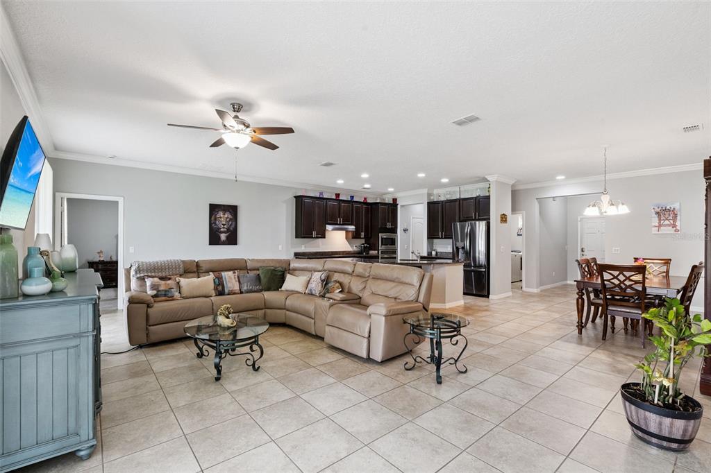 Open floor plan, kitchen/family room combo