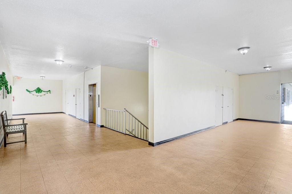 TB8539225 - Hall