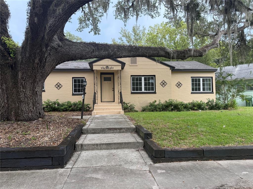 Property for sale at 1200 SUNSHINE AVENUE, LEESBURG, FL, 34748