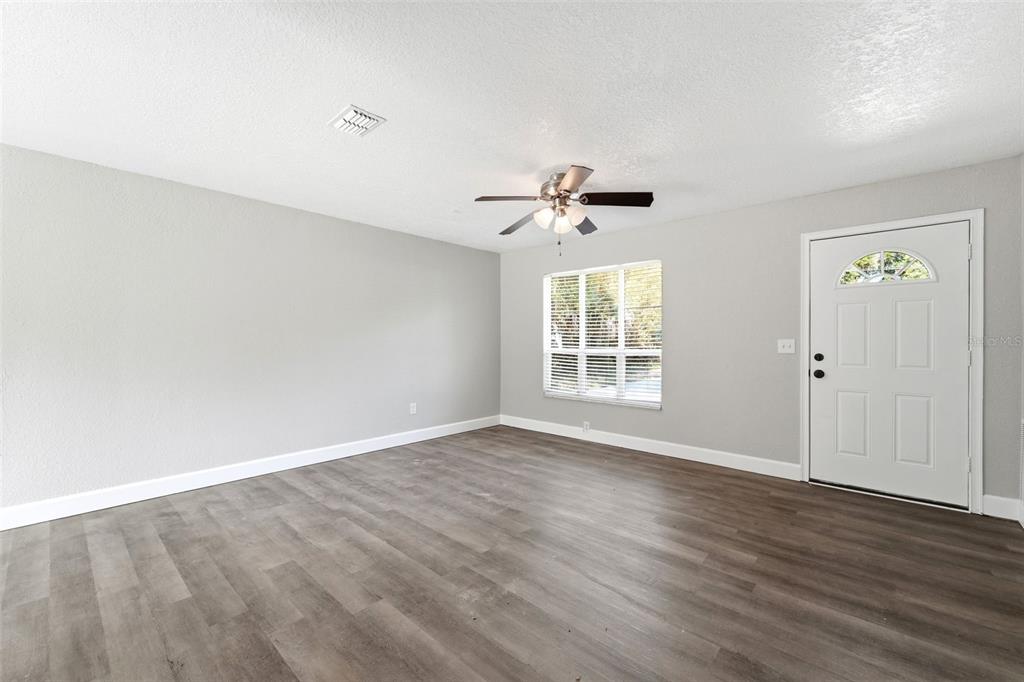ENTRANCE/LIVING ROOM