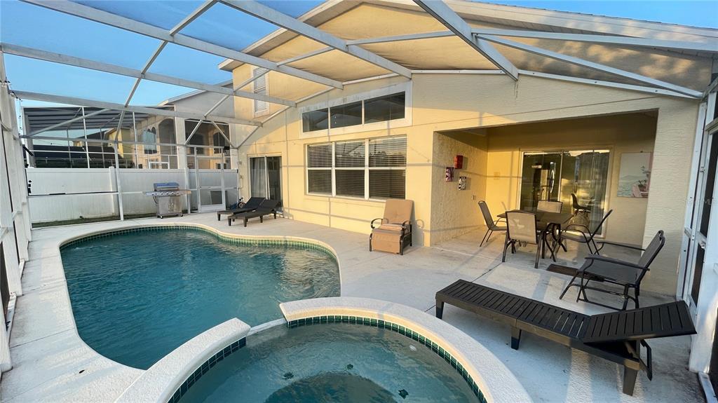 Screened in backyard pool, hot tub, lanai