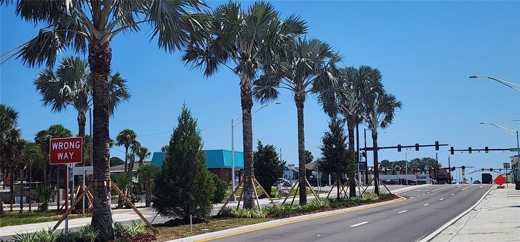 ON INTERNATIONAL SPEEDWAY 1 BLOCK FROM BEACH