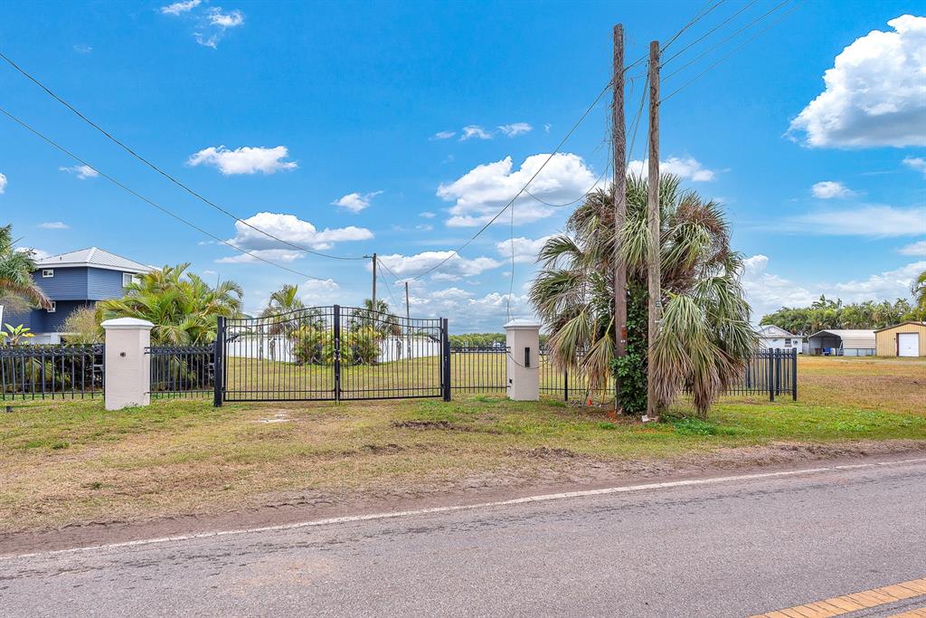 Property for sale at 3304 W SHELL POINT ROAD, RUSKIN, FL, 33570