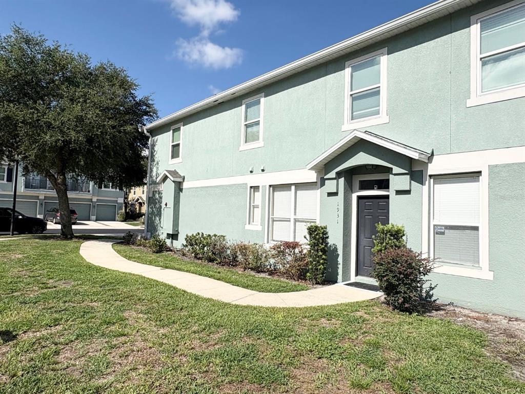 End unit with side entrance