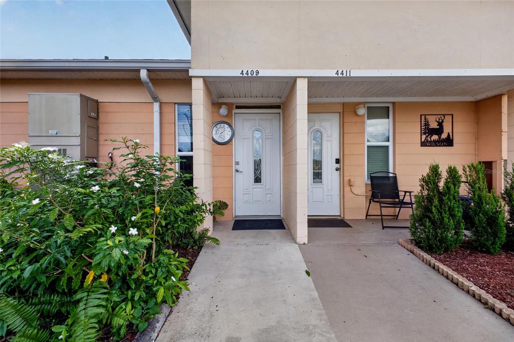 Welcome to this charming 1-bedroom, 1-bath villa located in the desirable Lakeshore Club community, offering resort-style amenities and a relaxed Florida lifestyle.