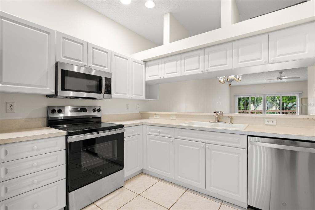 Functional kitchen with extended breakfast bar and pass-through to the living room, creating an open connection ideal for everyday living and entertaining.