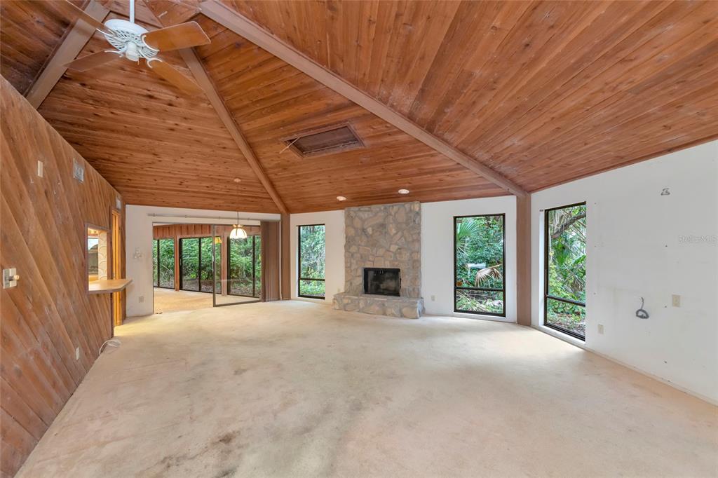 High ceiling in the combined Living/Dining Room