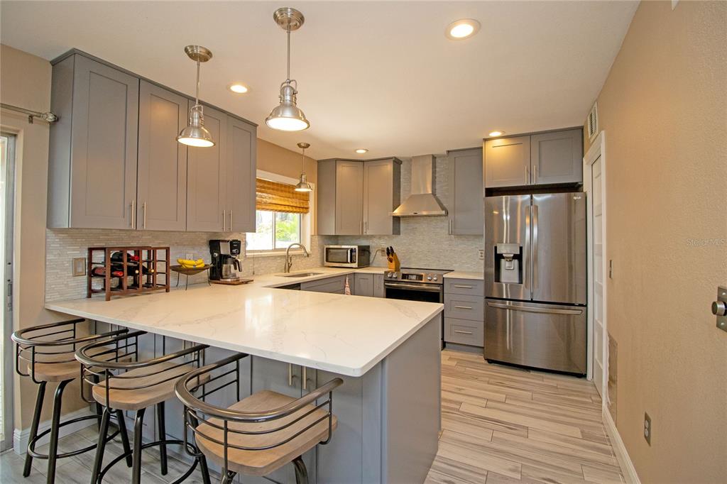 Gorgeous quartz counters.