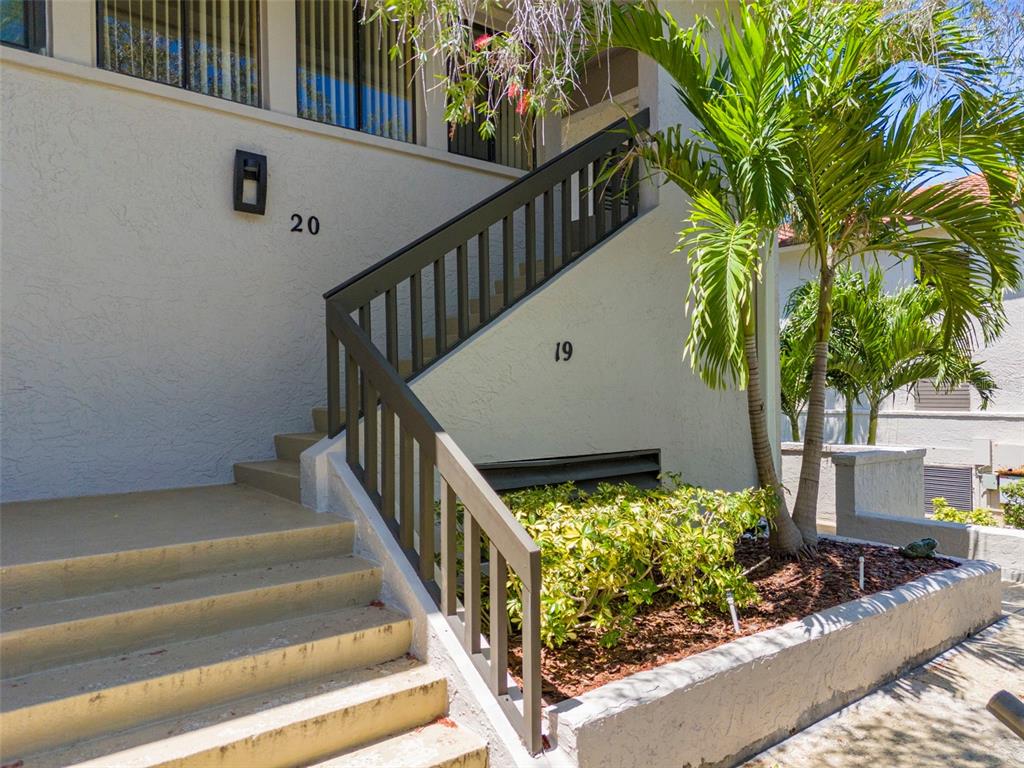 Front of the building at 1801 Mariner Dr #20