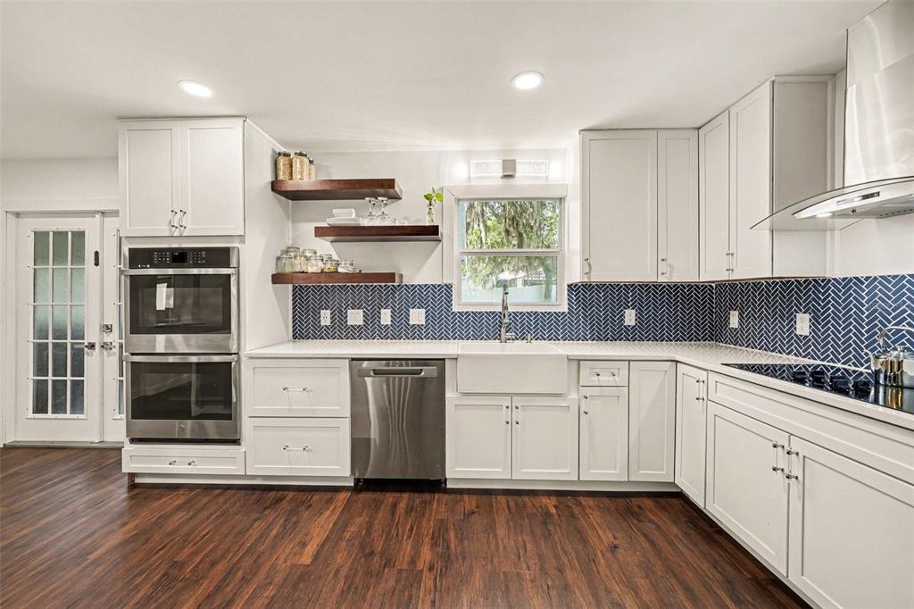 Gorgeous Kitchen with double Oven, cooktop & vented Hood & Farmhouse Sink