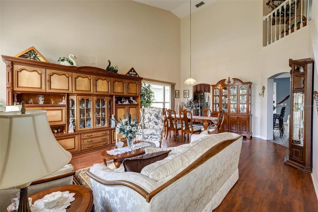 LIVING ROOM/DINING ROOM