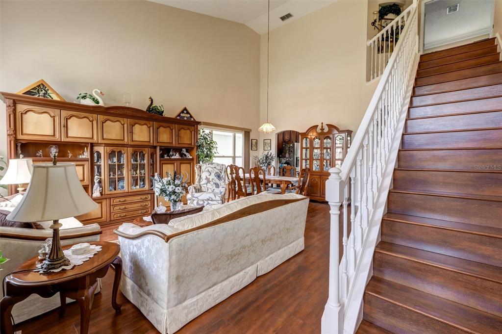 LIVING ROOM/DINING ROOM