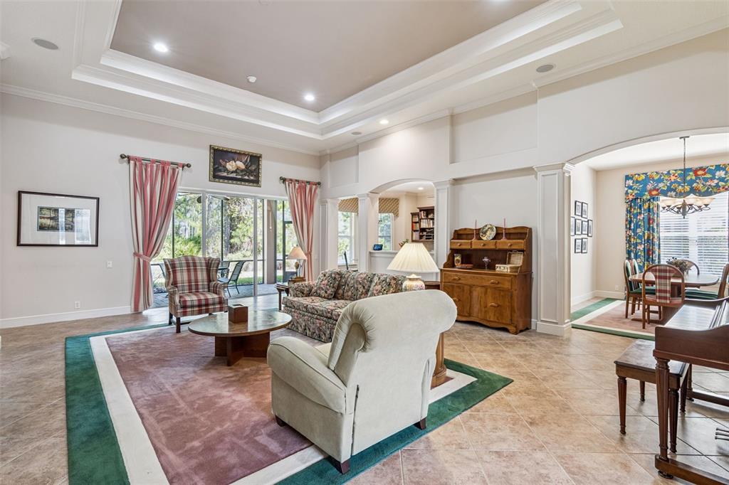 19'6" x 25'6" Great Room w/ tray ceiling, crown molding & recessed lighting