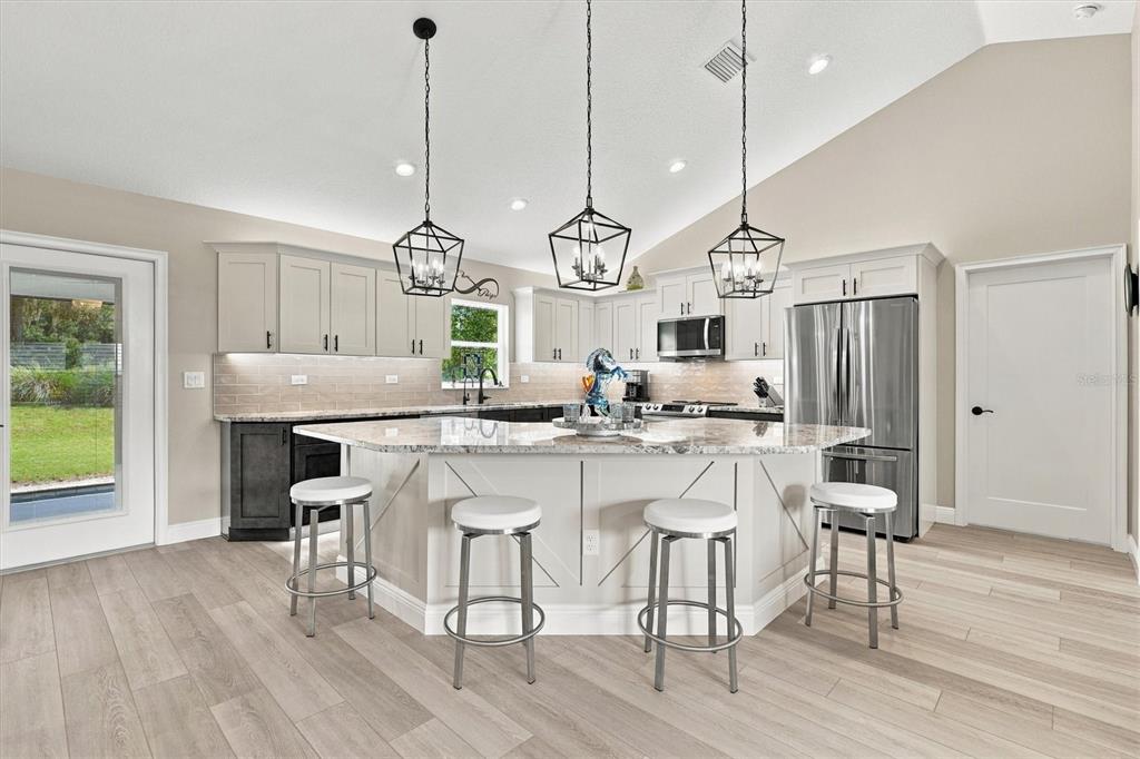 LARGE TOP OF THE LINE FULLY EQUIPPED KITCHEN