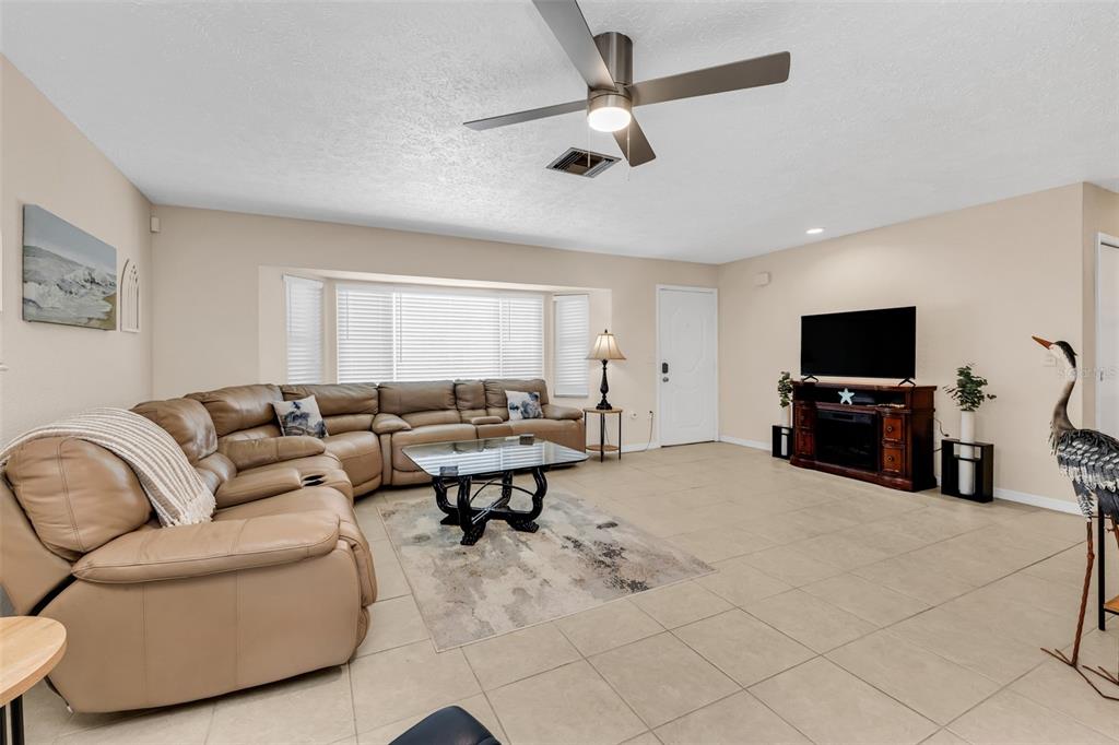 Livingroom with lots of natural light.