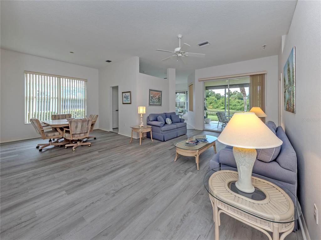 Open floor plan w/lots of sunlight
