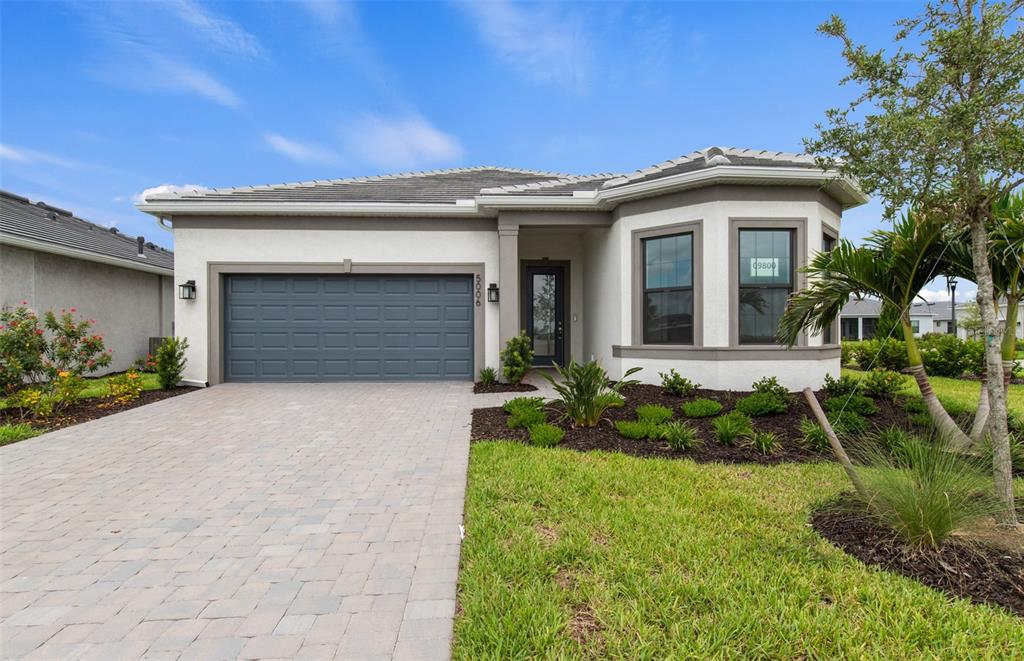 AVALIABLE NOW!!!!!Move in before the holidays in this beautiful prestige