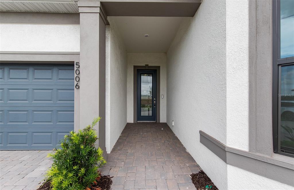 AVALIABLE NOW!!!!!Move in before the holidays in this beautiful prestige